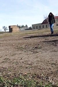 Amanda Hill Pisses In Public By Busy Route