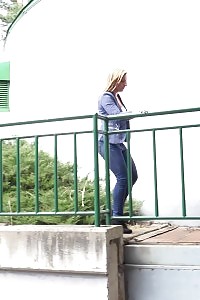 Excellent Gal Flaunts Her Pussy As She Pissing