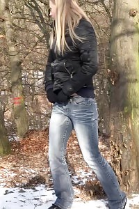 Breathtaking Violette Pisses In The Freezing Snow