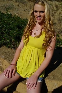 Blonde Princess Heidi Goes Down To Munch A Fat Knob And Later Got Her Manicured Snatch Wet
